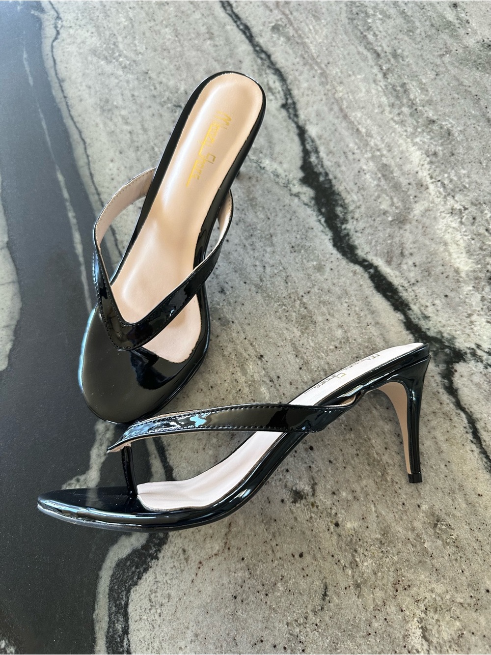 ❤️ Like New, Milooey Black Patent Thong Heeled Sandals